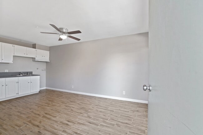 Foto del edificio - 6444 Gage Ave