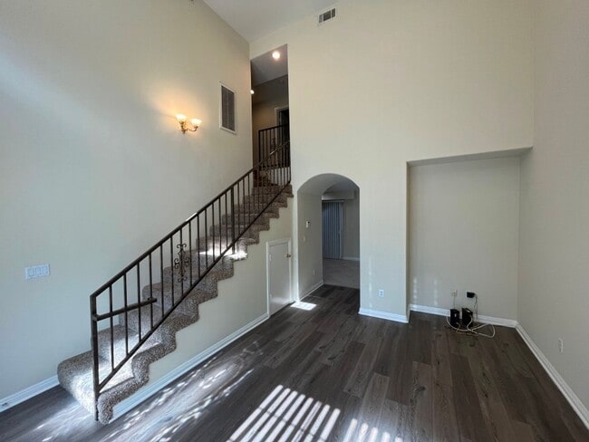 Foto del edificio - Upgraded 3+2.5 end unit w/attached garage ...