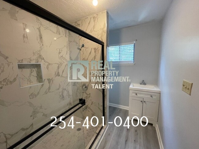 Building Photo - 111 Country Club Dr