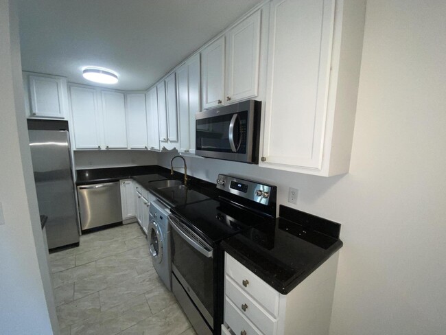 Building Photo - 110 N Lakeside Dr