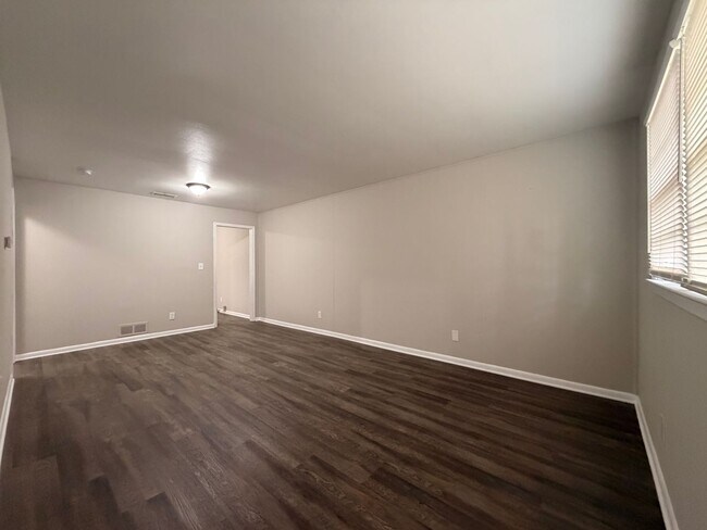 Foto del edificio - 1073-1075 Wisteria Dr SW