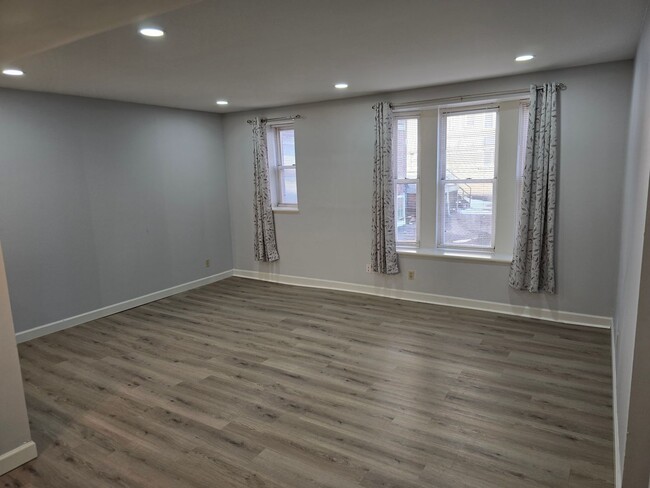 Foto del edificio - Beautifully renovated TWO-bedroom Condo on...