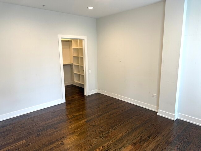Building Photo - 5055 S Dorchester Ave