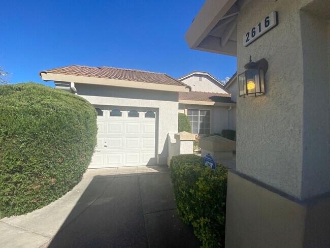 Building Photo - Bright and Open Home with Great Floorplan