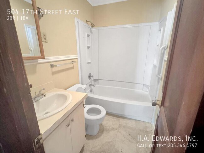 Building Photo - 504 17th St E