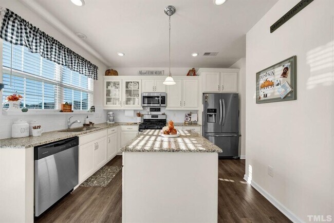 Building Photo - 2004 Birdhouse Ln