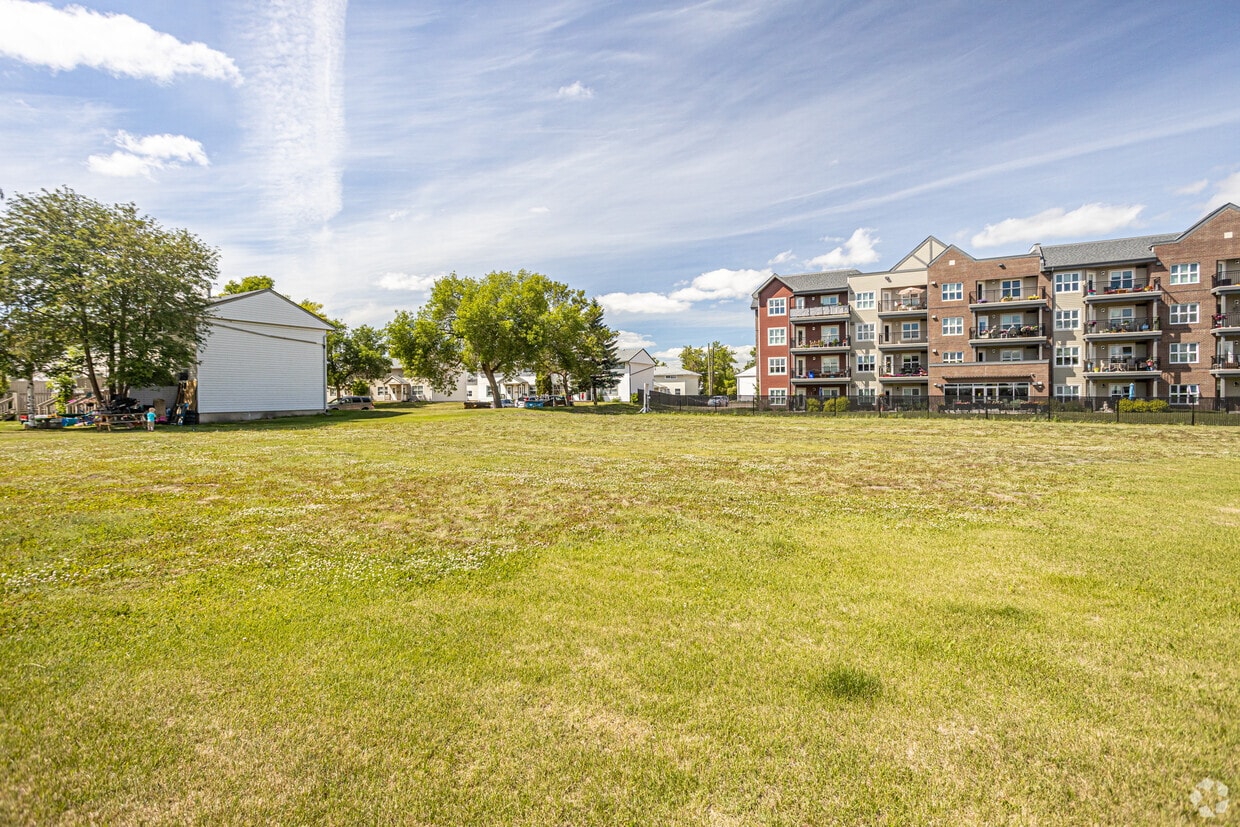 Building Photo - Southwoods Court North