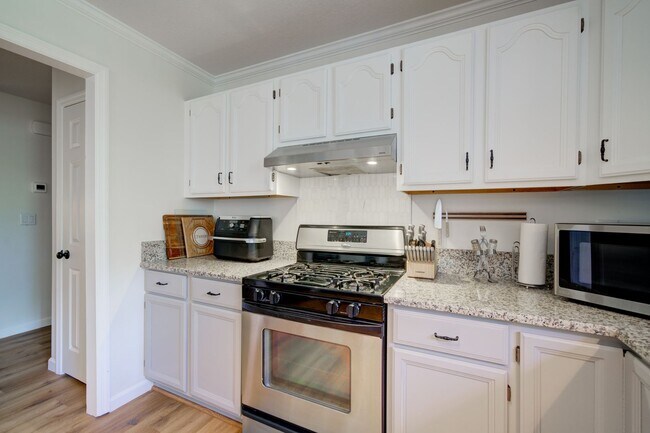 Foto del edificio - Valley West Three Bedroom Home with Large Fenced Yard