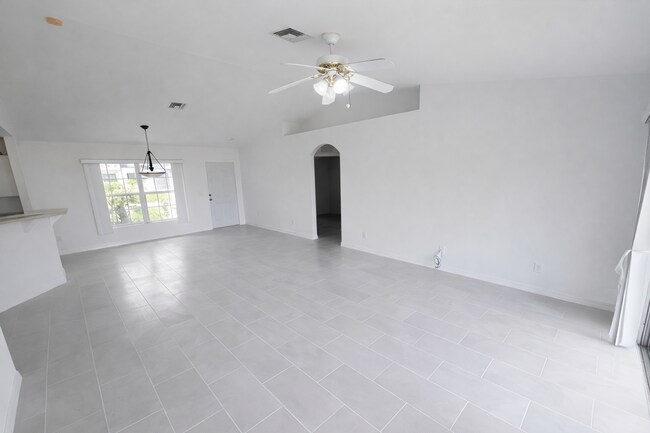 Foto del edificio - SPACIOUS 3Bd / 2 Ba SINGLE FAMILY HOUSE AVAILABLE