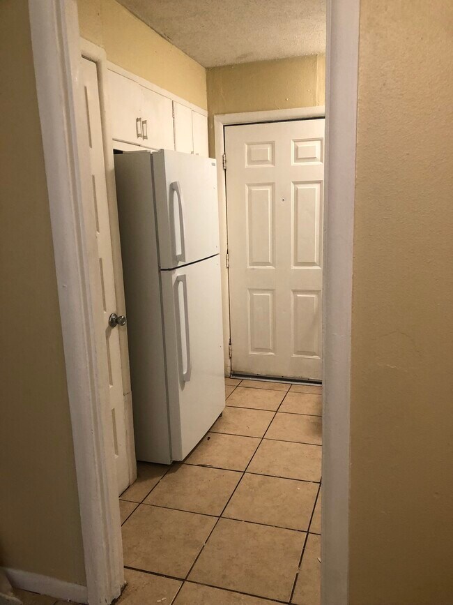 Cocina y puerta trasera - 2510 N Rose St