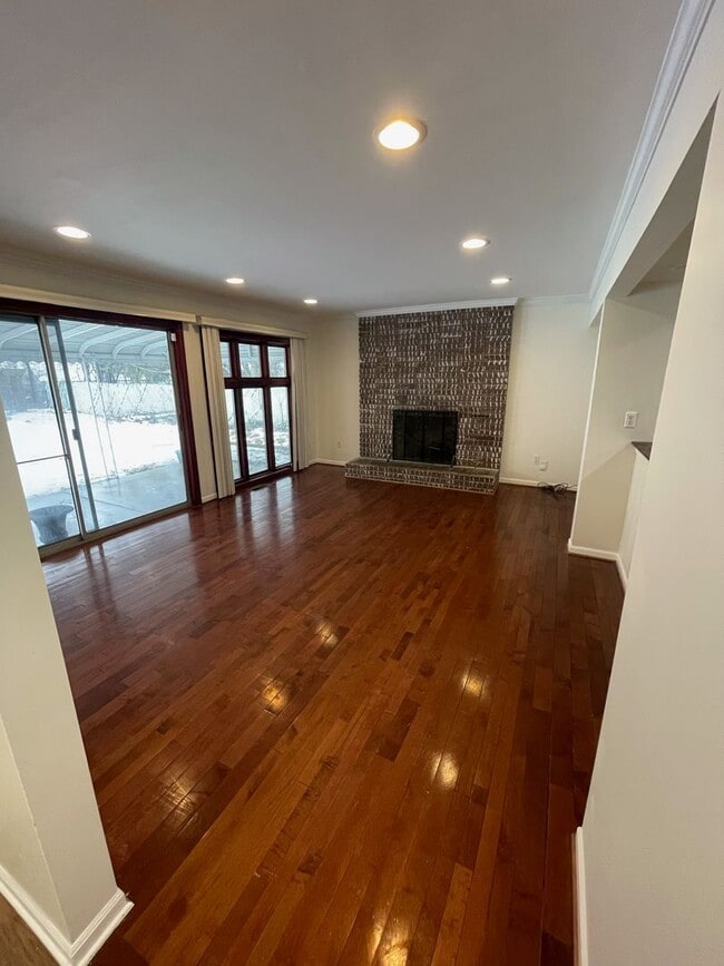 Building Photo - Beautiful home in Lathrup Village--3br/2.5ba/Basement/Attached Garage