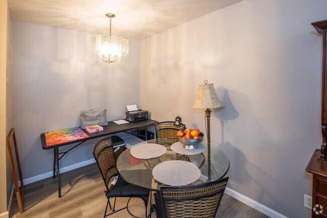 Un apartamento de 1 dormitorio y 1 baño (675 pies cuadrados) con comedor. - Ottawa Arms