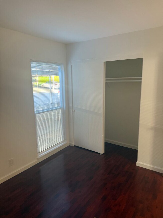 Foto del edificio - Charming 2-Bedroom Condo in Prime Walnut C...