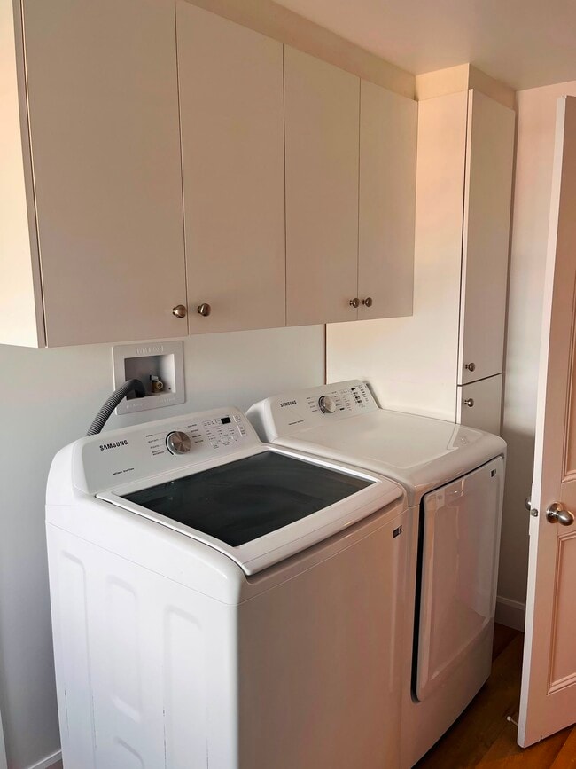 Building Photo - 584 Rue D'aiguillon