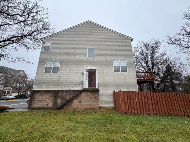 Foto del edificio - Spacious 3 Bed 3 Bath End-Unit Townhome Wi...