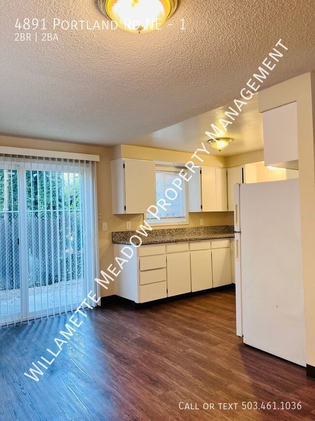 Building Photo - Amazing 2 Bedrooms, 1.5 Bathroom Apartment...
