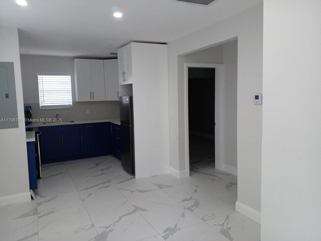 Building Photo - 1023 SW 12th Ct