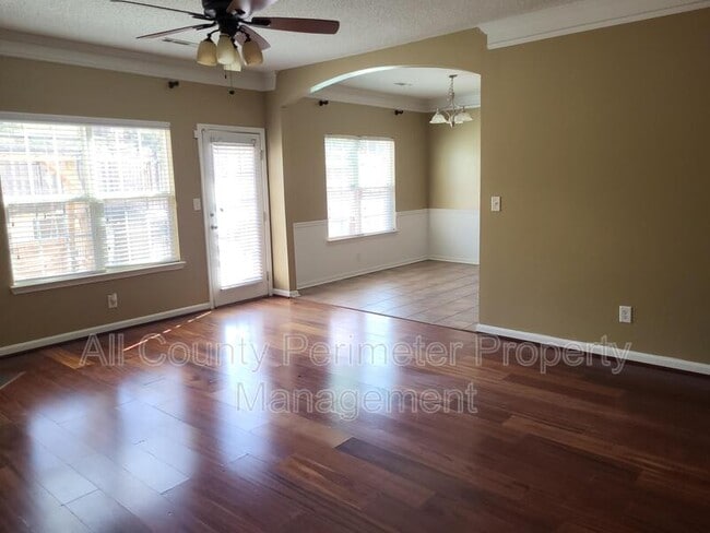 Building Photo - 563 Hansen Dr
