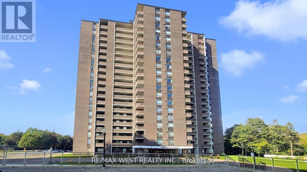 Primary Photo - 1535 Lakeshore Rd E