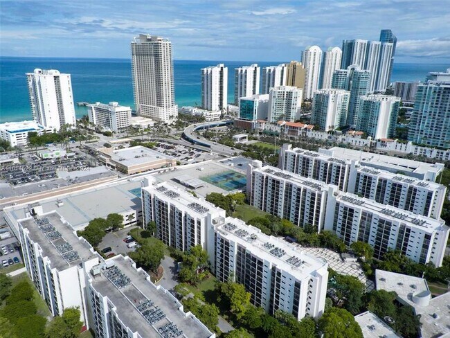Foto del edificio - 17021 N Bay Rd