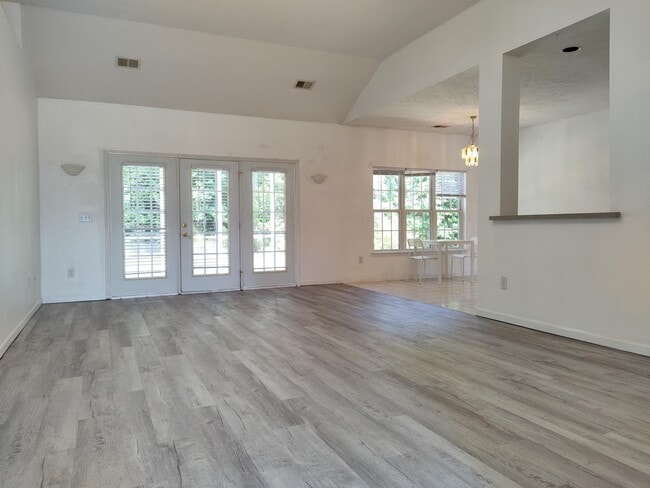 Building Photo - 529 Foxglove Ct