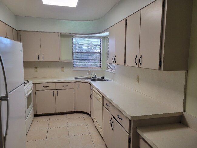 Foto del edificio - 849 W Dolphin Ridge Rd