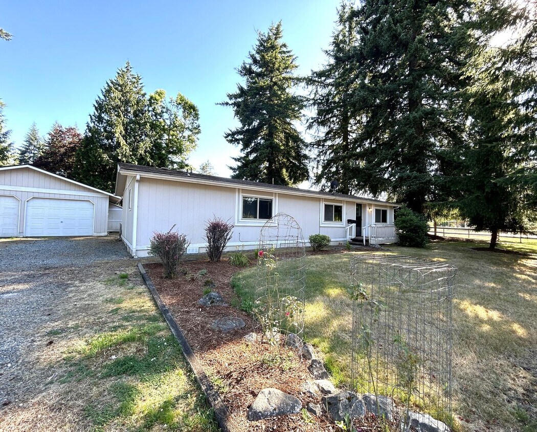 Primary Photo - 2 bedroom 2 bath with large front & back y...