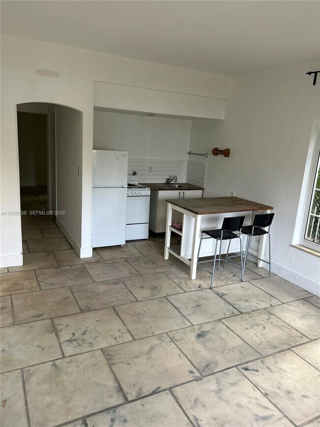 Foto del edificio - 1990 Bay Dr