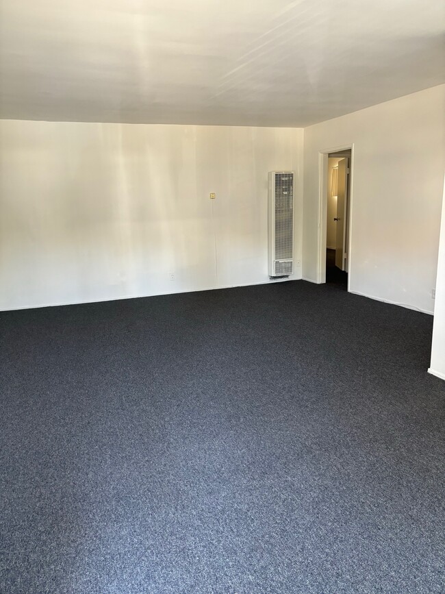 Spacious living room - 975 S Barrington Ave