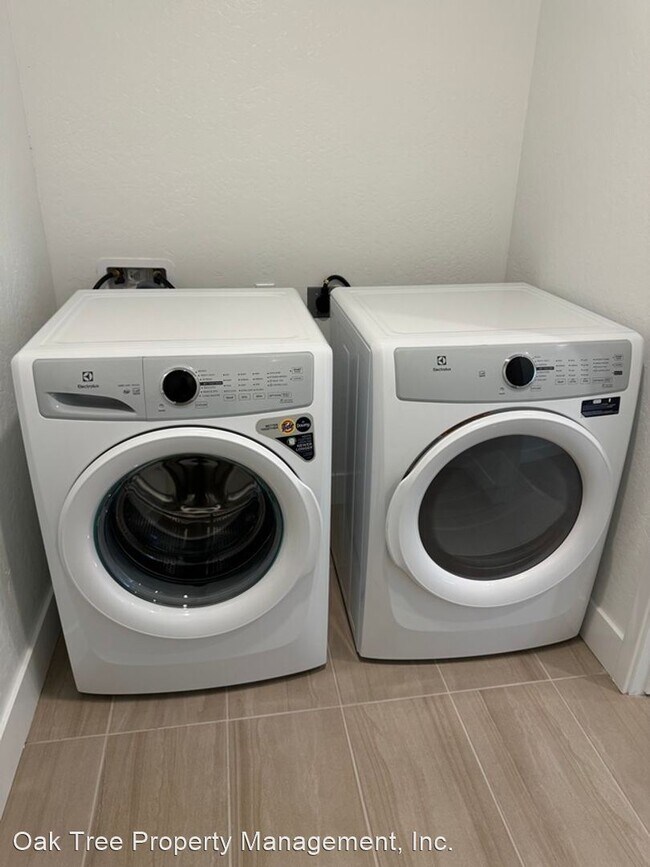 Foto del edificio - 3 br, 2 bath House - 568 W. Balsam Lane
