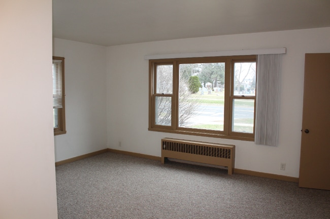 Building Photo - 223 W Decorah Rd