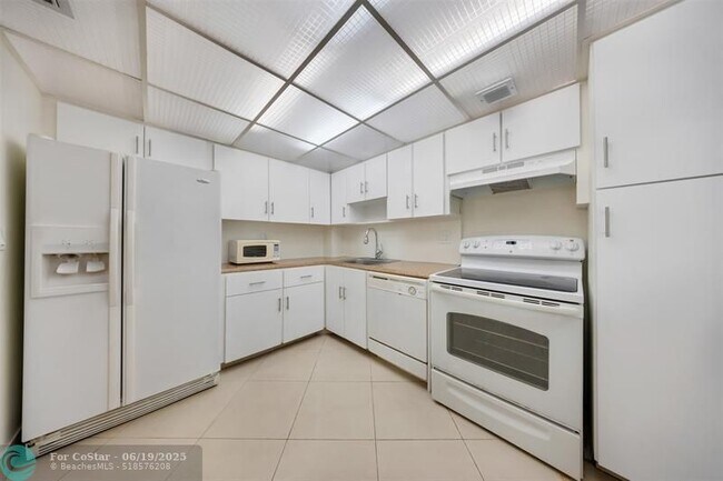 Foto del edificio - 2850 N Palm Aire Dr