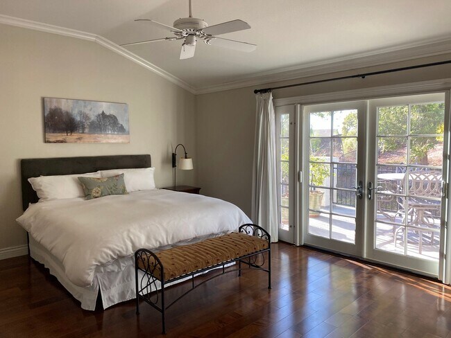 Foto del edificio - Private Courtyard Entry & Expansive Backyard Oasis