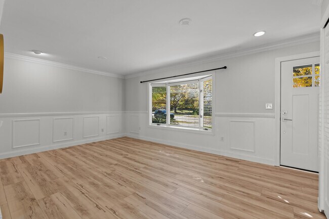 Building Photo - 230 Selkirk St