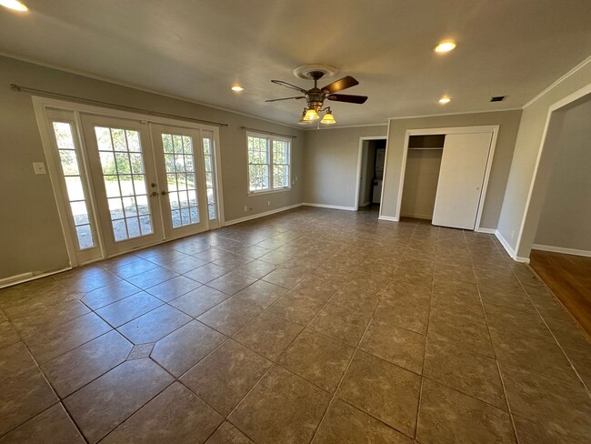 Building Photo - Beautiful 3 bedroom home in Broadmoor