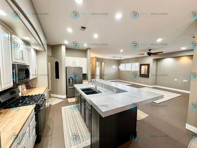 Foto del edificio - Open Kitchen, Expansive Living, and Covered Patio in Tranquil South Reno Near Trails, Parks & Sho...