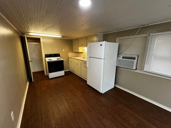 Building Photo - One Bedroom Near UL