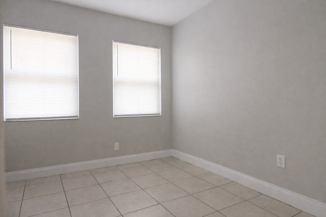 Foto del edificio - 4812 Irvington Ave