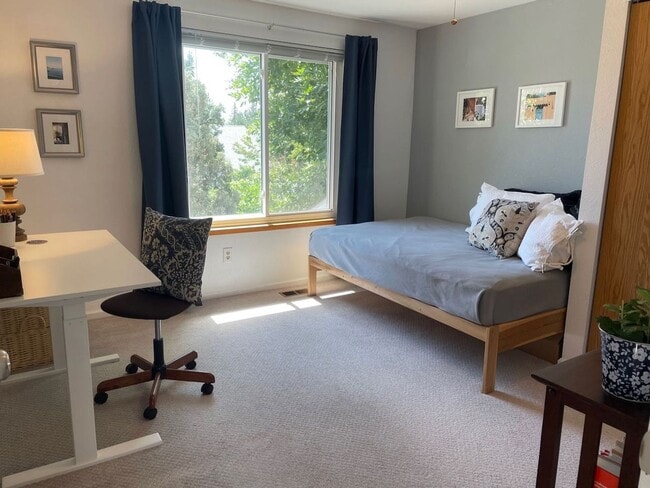 Building Photo - Charming 3b/2.5b Townhome In Louisville
