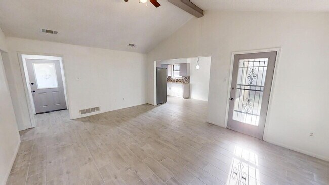 Foto del edificio - "Charming 3-Bedroom Oasis with Granite Touches & Cozy Fireplace on Sagebrush Drive!"