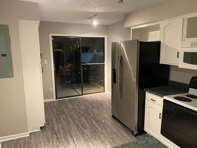 Kitchen - 1131 Roselawn Ln SE