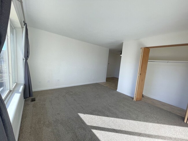 Building Photo - 380 Paradise Cir