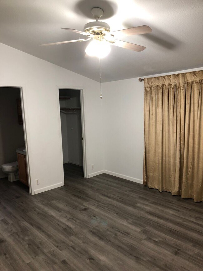Foto del edificio - Large 4 Bedroom House in Sheridan
