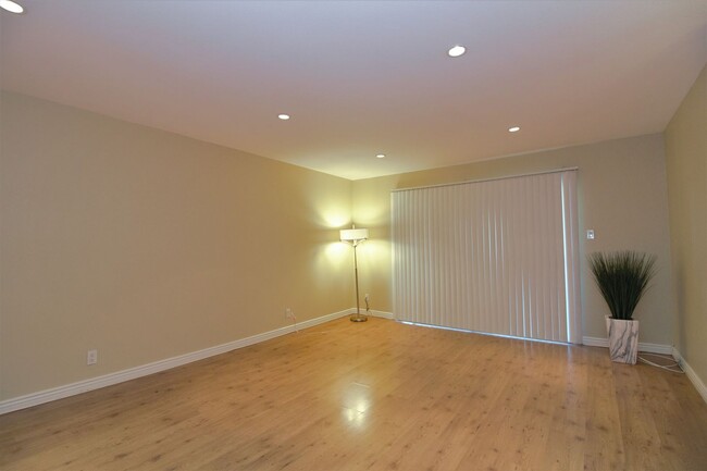 Building Photo - 1 Bedroom Condo For Lease in Fullerton