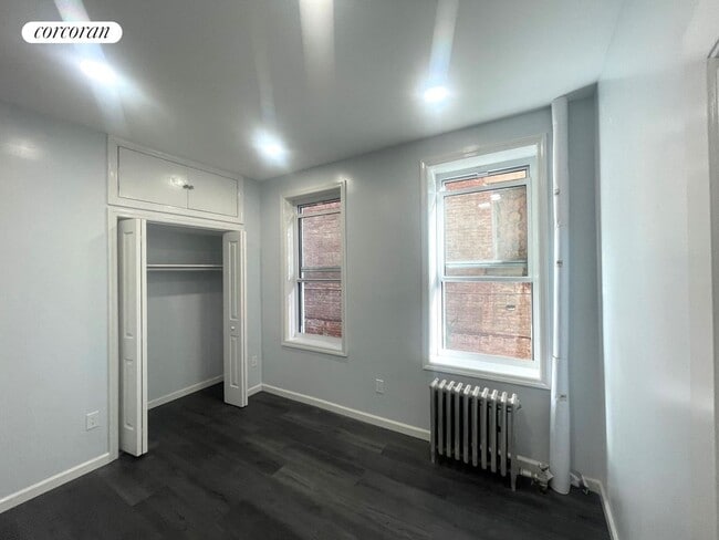 Foto del edificio - 2297 Loring Pl N