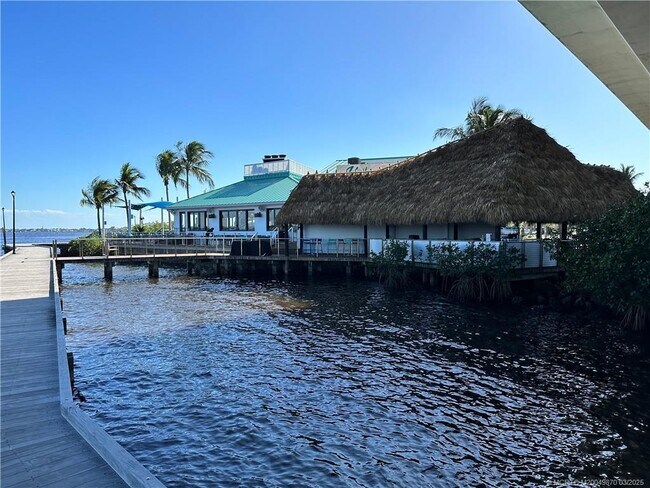 Foto del edificio - 352 NE Starboard Way