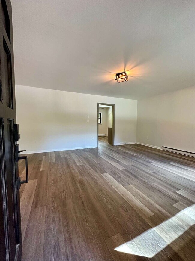 Building Photo - "Charming 2-Bed Gem with Granite Elegance ...