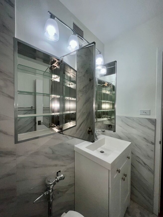 Building Photo - 1550 N Lake Shore Dr