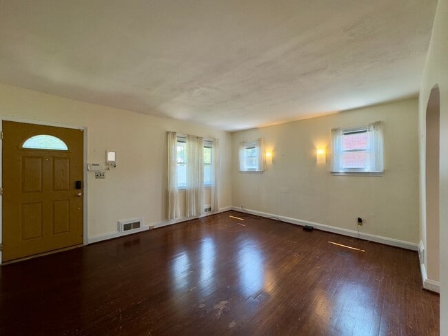 Building Photo - Charming 3 Bedroom/2 Bathroom Apartment in...