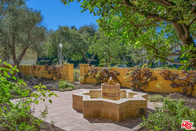 Building Photo - 500 N Las Palmas Ave